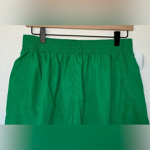 Azarhia Women's Green Shorts (NWT) - Picture 5 of 7